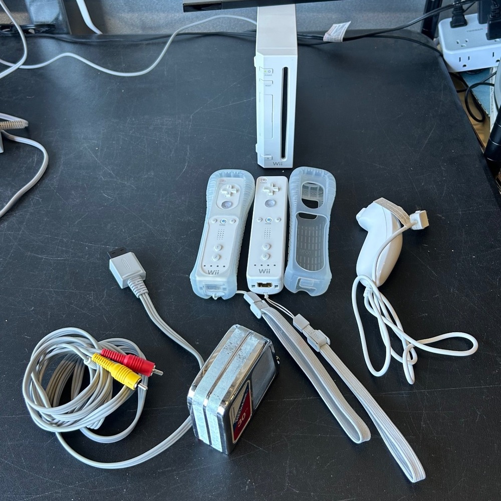 CLEAN Nintendo Wii Console White RVL-001 GameCube Compatible Retro Gaming Bundle